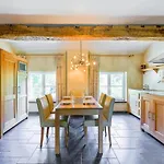 Semesterbostad Spacious Apartment In A 16Th-Century Castle
