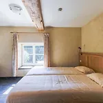 Spacious Apartment In A 16Th-Century Castle Semesterbostad *