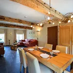 Spacious Apartment In A 16Th-Century Castle Semesterbostad *