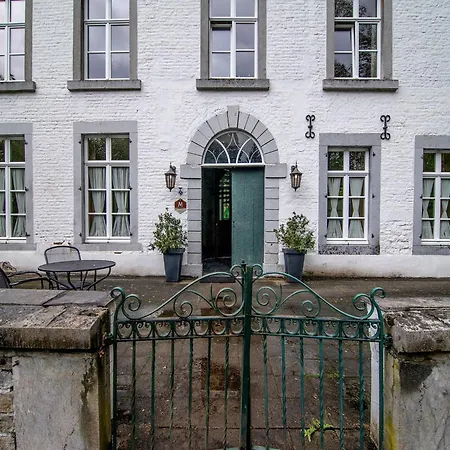 Spacious Apartment In A 16Th-Century Castle Semesterbostad