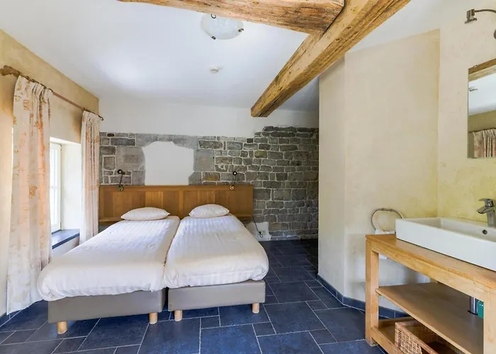 Spacious Apartment In A 16Th-Century Castle *