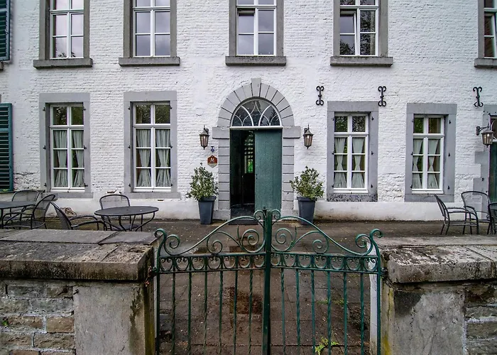 Spacious Apartment In A 16Th-Century Castle 度假居