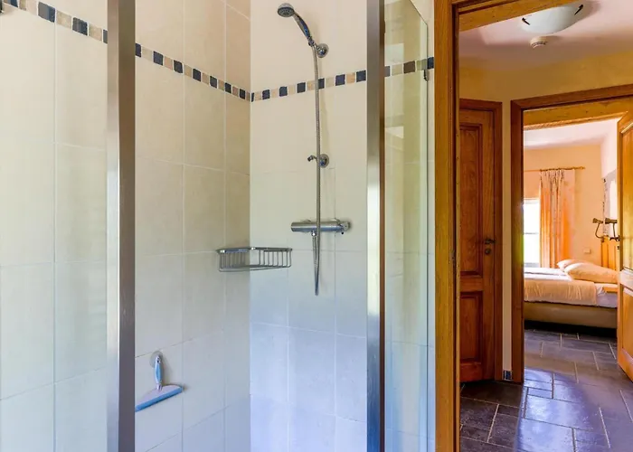 Spacious Apartment In A 16Th-Century Castle 度假居