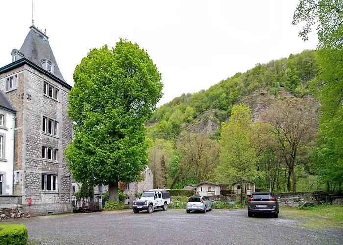 Spacious Apartment In A 16Th-Century Castle 度假居