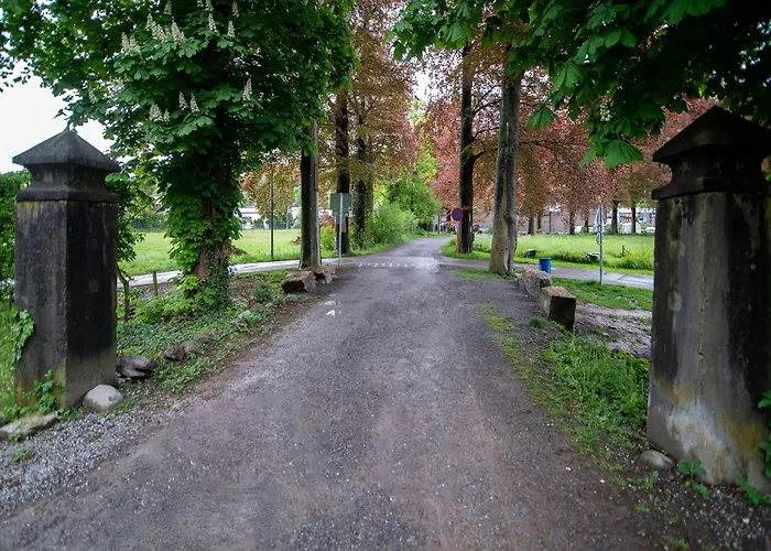Spacious Apartment In A 16Th-Century Castle 艾韦